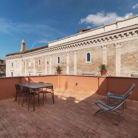 Apartment With Terrace In Via Del Pellegrino - Fromhometorome Bagian luar foto