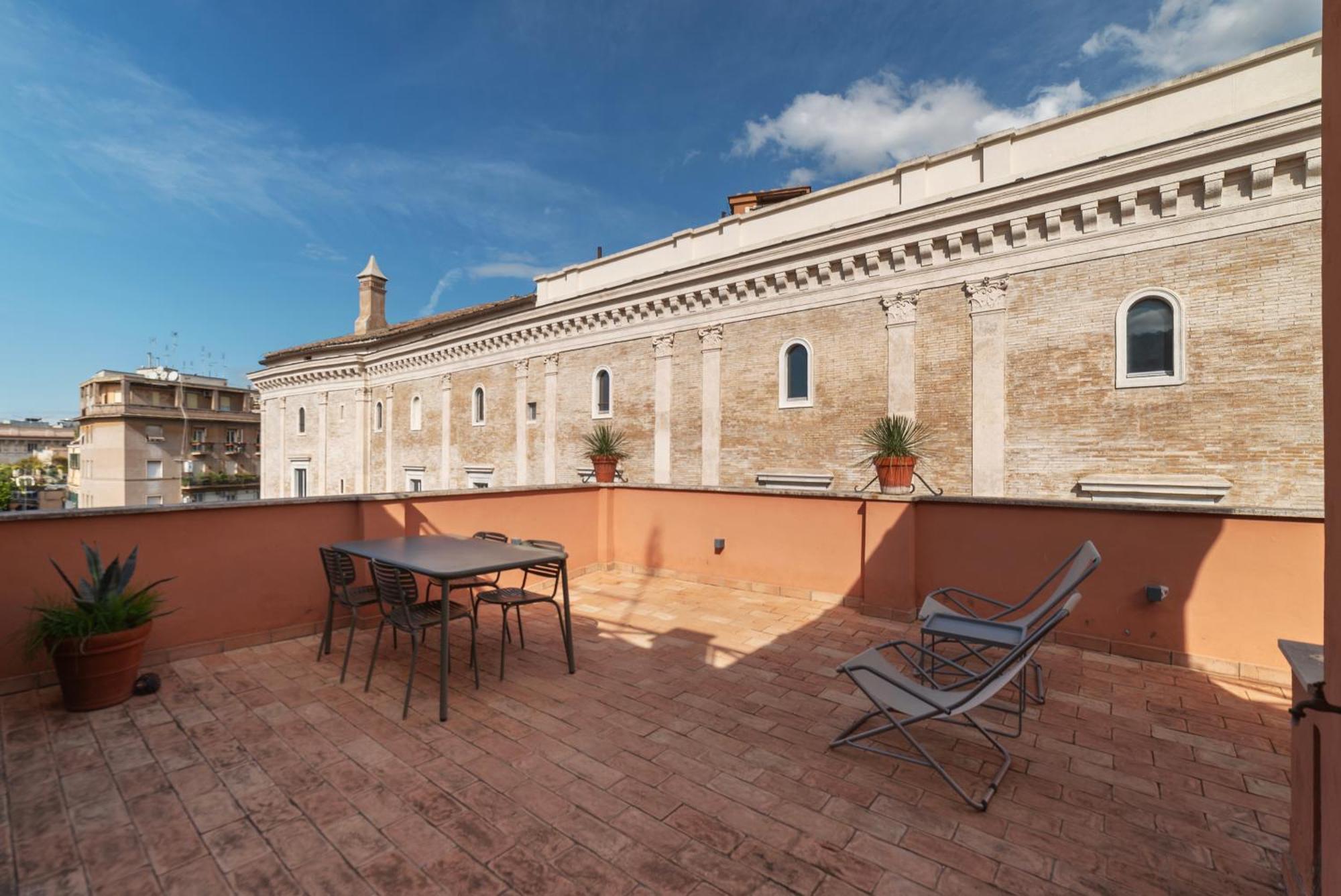 Apartment With Terrace In Via Del Pellegrino - Fromhometorome Bagian luar foto